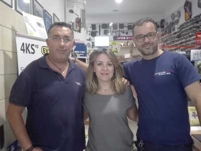 Subito facciamo conoscenza con il titolare, il 56enne Vito De Marzo, affiancato dai suoi dipendenti Claudia e Giulio, rispettivamente di 38 e 40 anni